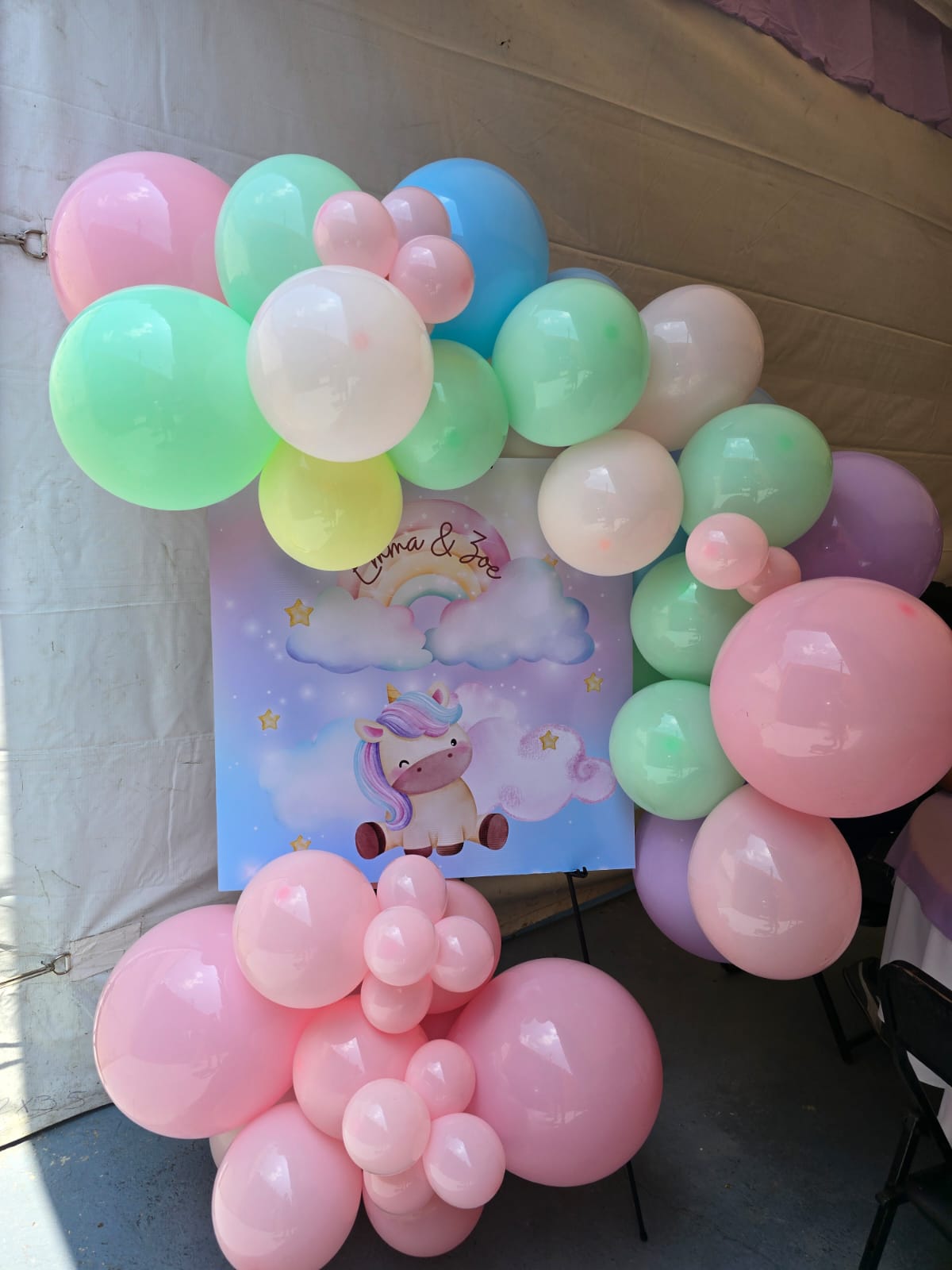 Decoración de fiesta de unicornio con arco de globos pastel