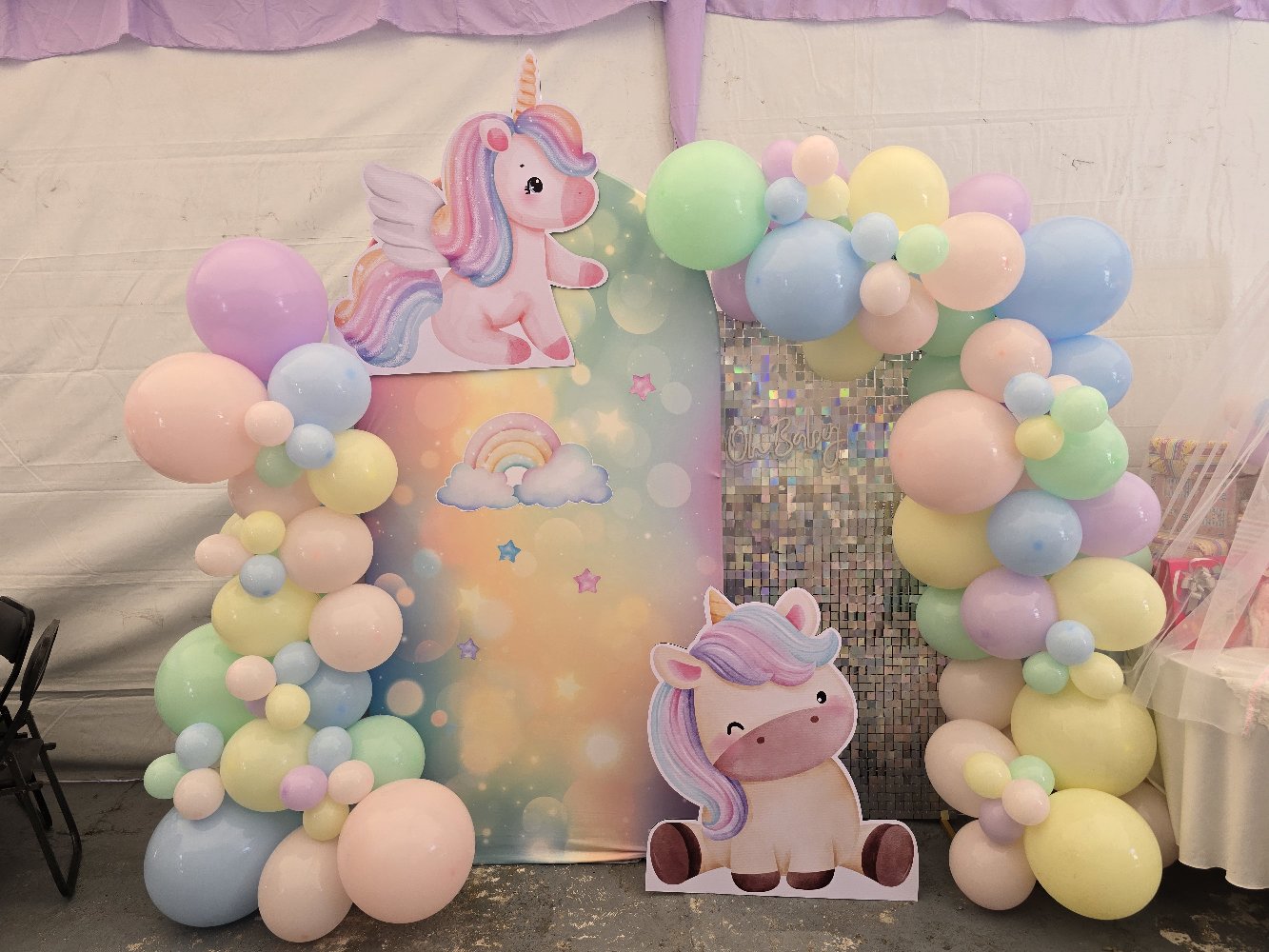 Muro de lentejuelas shimmer wall con neón Oh Baby y globos