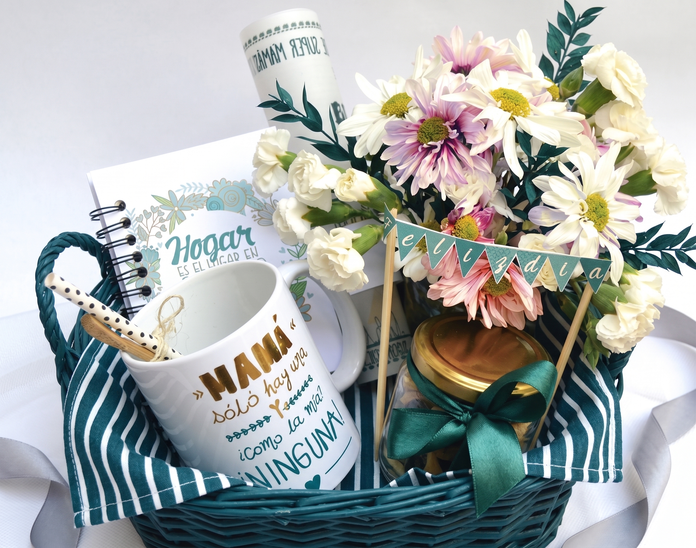 Canasta para mamá con taza personalizada y flores naturales